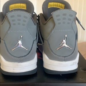 Jordan’s 4 retro size 6